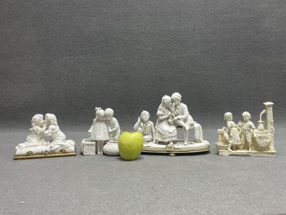 Groupe de quatre biscuits. 
H. :12 à 18 cm....