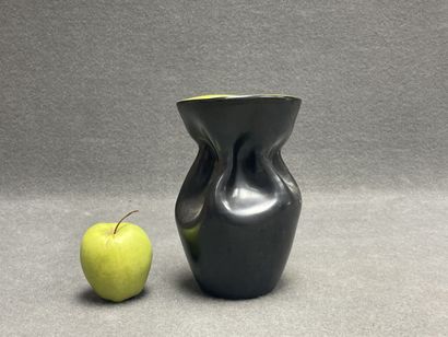 Vase en céramique jaune et noir. 
H. :20...