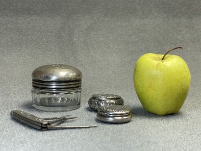 Flacon en verre, couvercle en argent, deux...