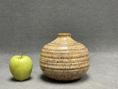 Vase boule en grès émaillé 
H. :15 cm. 
...