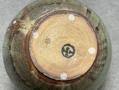 Vase boule en grès émaillé
H. :13 cm.