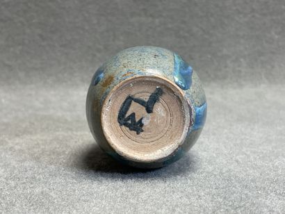 Quatre vases et un pichet en céramique émaillée....
