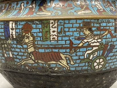 Cache pot en émaux cloisonnés, décor à l'antique....