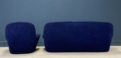 Canapé et fauteuil bleu. 
Travail de tapissier...