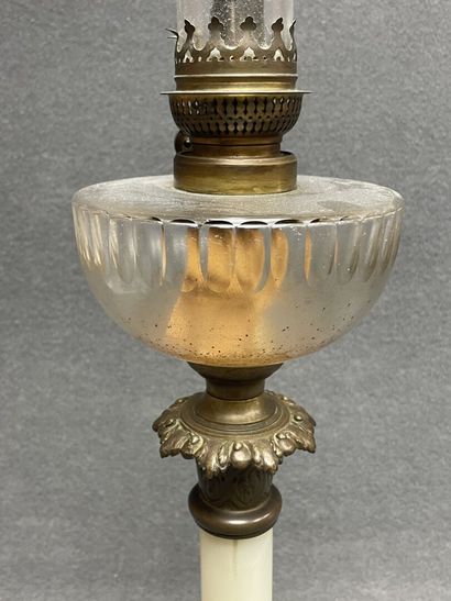 Grande lampe à pétrole pied onyx et bronze.
fin...