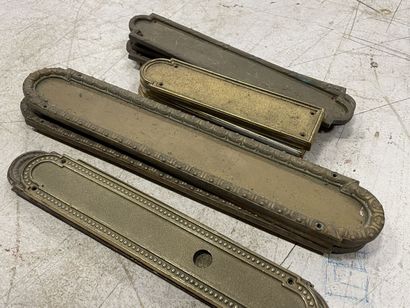 Dix sept plaques de propreté en laiton
