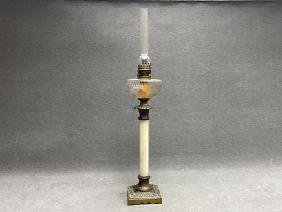 Grande lampe à pétrole pied onyx et bronze.
fin...