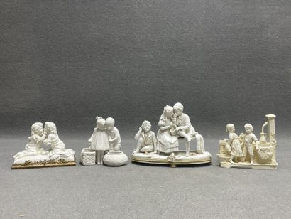 Groupe de quatre biscuits. 
H. :12 à 18 cm....