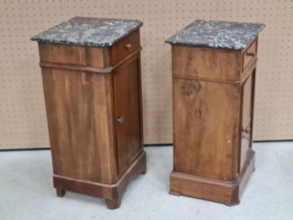 Paire de tables de chevet en placage de noyer,...