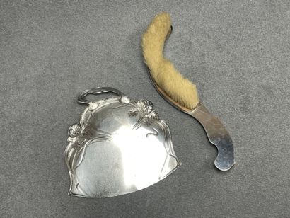 Ramasse miette en métal argenté Art Nouveau.
L....