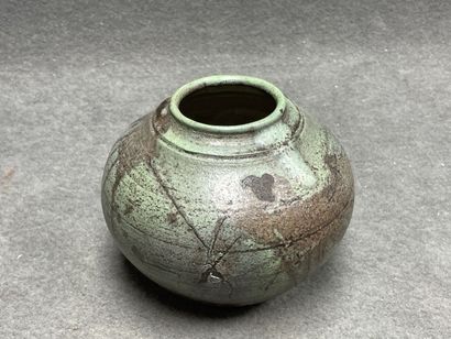 Vase boule en grès émaillé
H. :13 cm.