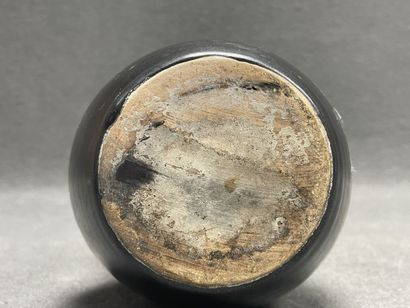 Vase en céramique jaune et noir. 
H. :20...