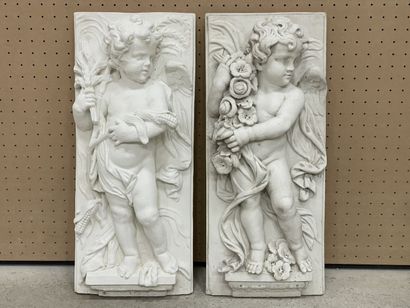 Paire de panneaux en plâtre à décor en haut...