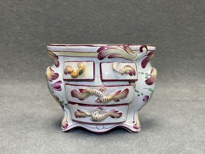 Saint Clément fin XVIII°: commode en faience.
12...