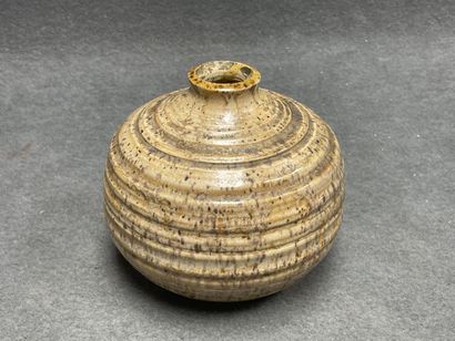 Vase boule en grès émaillé 
H. :15 cm. 
...