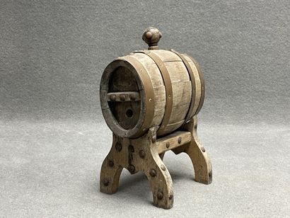 Petit tonneau en bois sculpté avec son support....