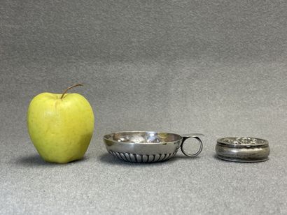 Taste vin et petite boite ronde en métal...
