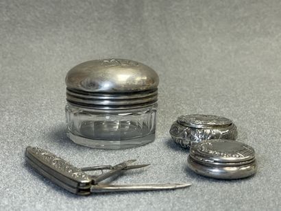 Flacon en verre, couvercle en argent, deux...