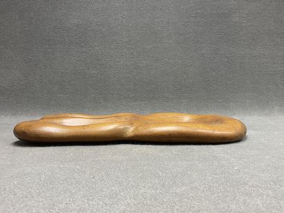 Grand plateau en noyer sculpté evidé, de...