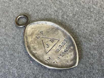 FRANC-MACONNERIE :
Pendentif à décor de symboles...
