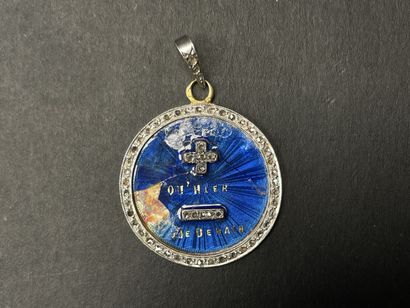 Pendentif en or et petites roses, + qu'hier...