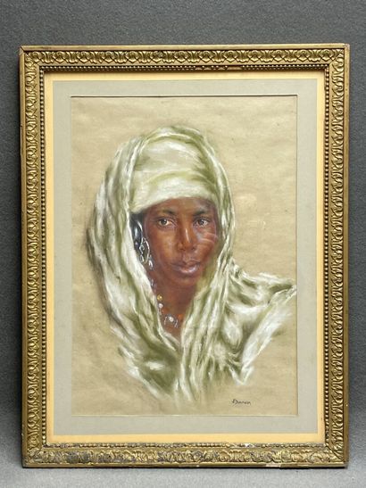 C. DAMMERON (XXe) :
Portrait de femme orientale.
Pastel...