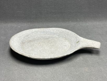 Grand plat en pierre taillée. 
H. :6,5 cm....