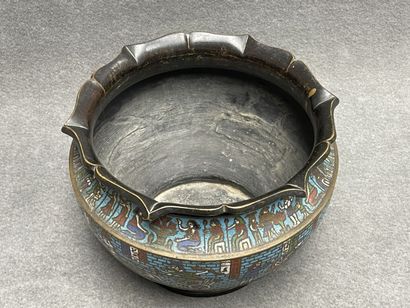 Cache pot en émaux cloisonnés, décor à l'antique....