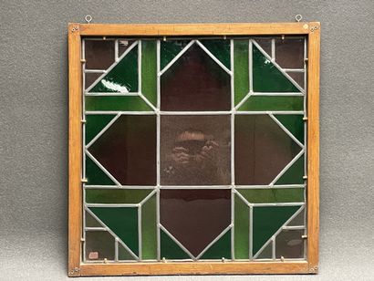 Vitrail à motif de croix.
63 x 63 cm.