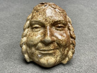 Visage de femme et d'homme en grès
Début...