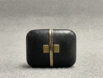 LANCEL. 
Réveil de voyage gainé de cuir....