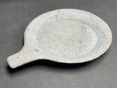 Grand plat en pierre taillée. 
H. :6,5 cm....