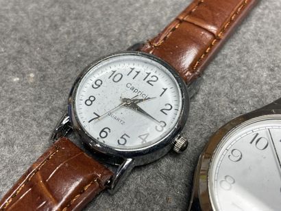 Ensemble de six montres bracelet moderne...