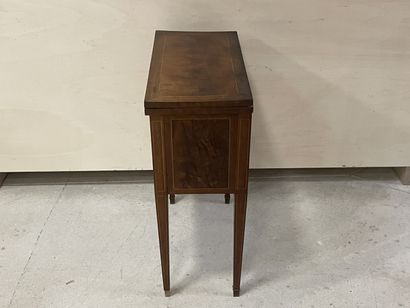 Petite commode à rideau formant table à jeu....