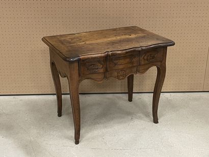 Table console en noyer mouluré ouvrant à...