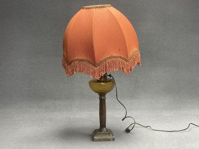 Lampe à pétrole en marbre, verre ambré et...