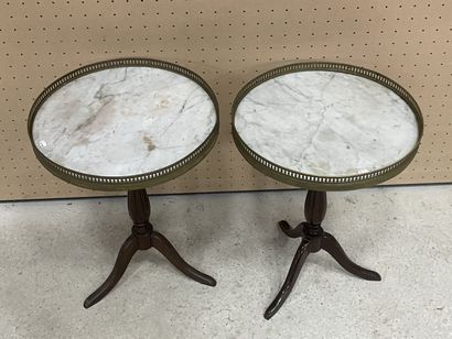 Paire de guéridons tripodes en bois teinté,...