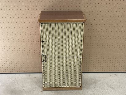 Meuble à chaussure, porte en tressage scoubidou
Années...