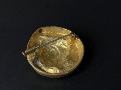 Broche en métal doré et incrustations d'émail....