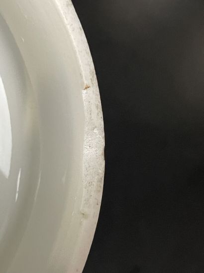 Trois pots à pharmacie en porcelaine. 
Fin...