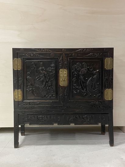 Cabinet sur pietement en bois exotique richement...