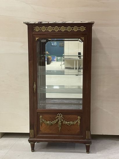 Vitrine de style Louis XVI en placage et...