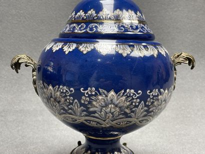 Paire d'urnes en faience monture en bronze....