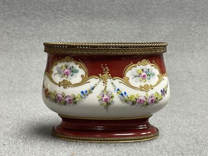 Petite jardinière en porcelaine de Limoges...