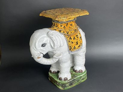 Porte-pot en céramique figurant un éléphant...