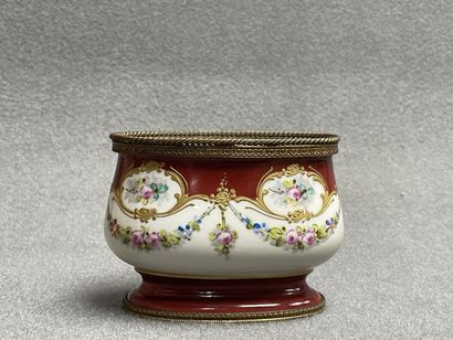 Petite jardinière en porcelaine de Limoges...