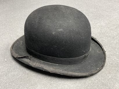Boite à chapeau en cuir et un chapeau melon....