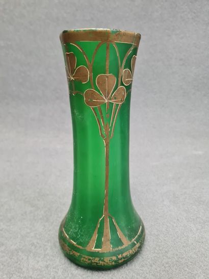 Deux vases en verre vert et or
H. 30cm et...