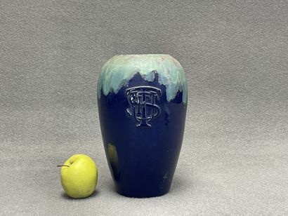 Vase grès émaillé à siglé. 
H. :25 cm.