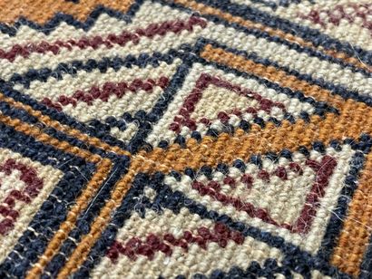 Tapis d'Orient, en laine, fond orange.
150...